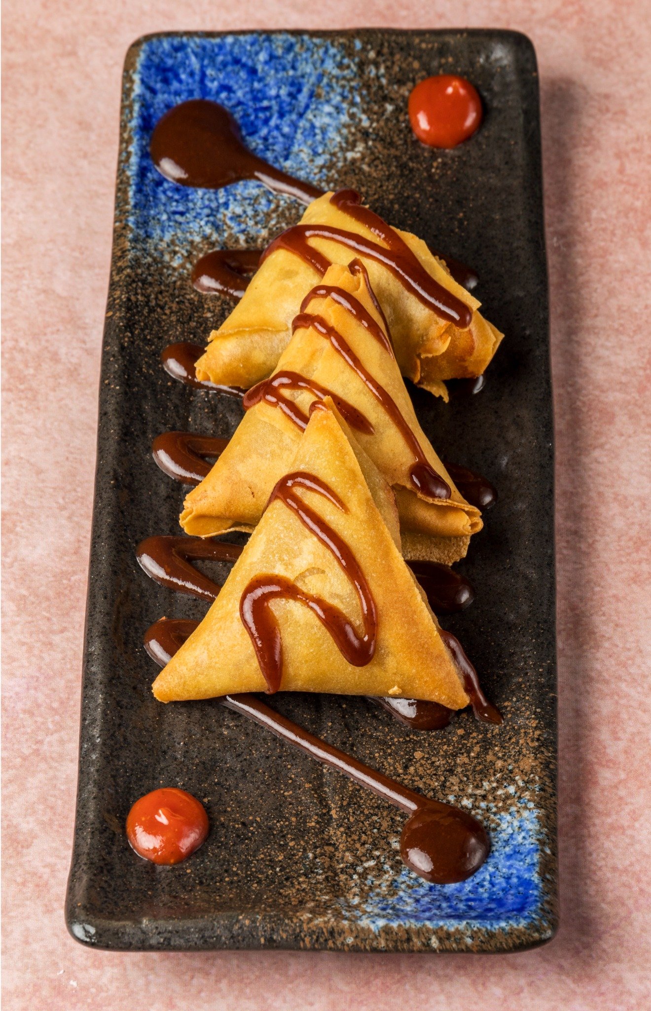 Crisp Indian appetiser with chutney